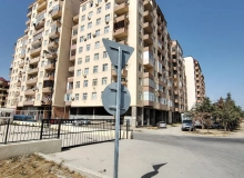 Ər-Riyad ticarət mərkəzinin yanı