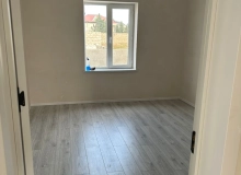 Qala qəsəbəsində, Ada məktəbi ilə üzbəüz