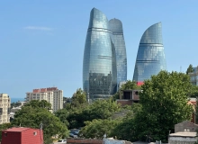 Nərimanov heykəlinin yanı