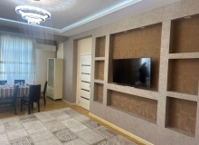 Nizami, Romance palace şadlıq sarayının qarşısı